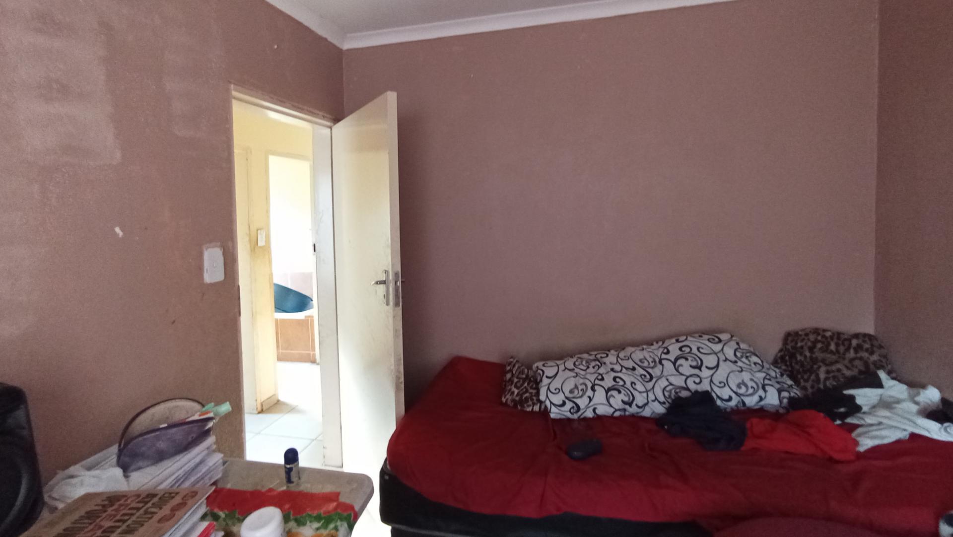 Bed Room 1 - 10 square meters of property in Soshanguve East