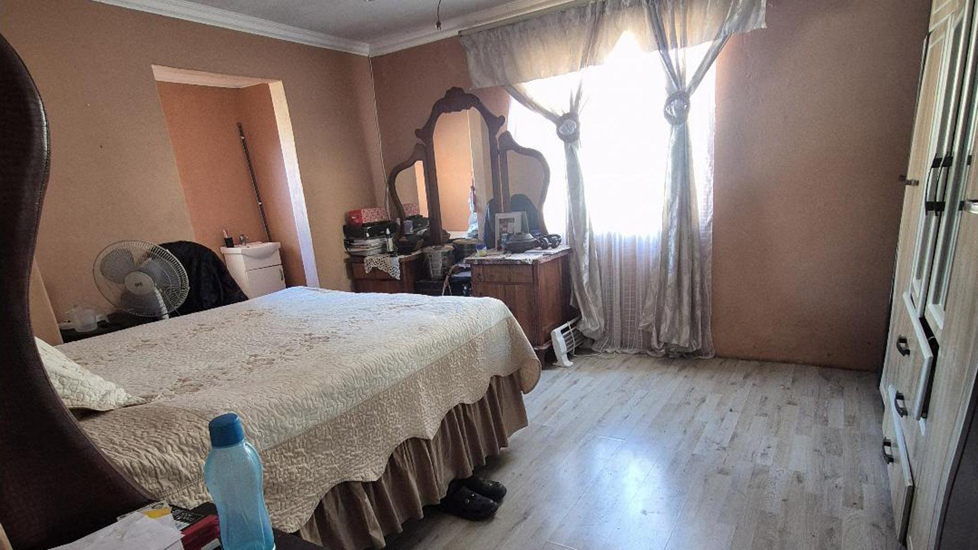 Main Bedroom of property in Ibhayi (Zwide)