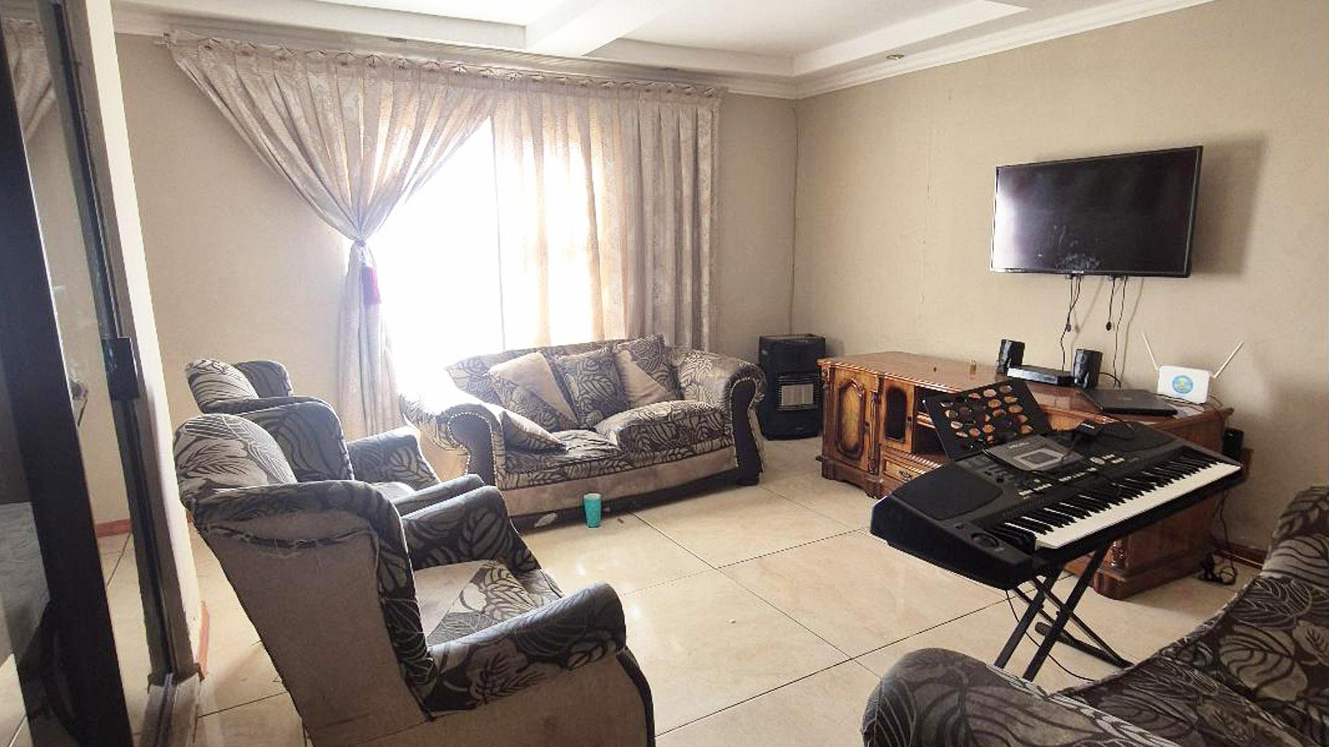 Lounges of property in Ibhayi (Zwide)