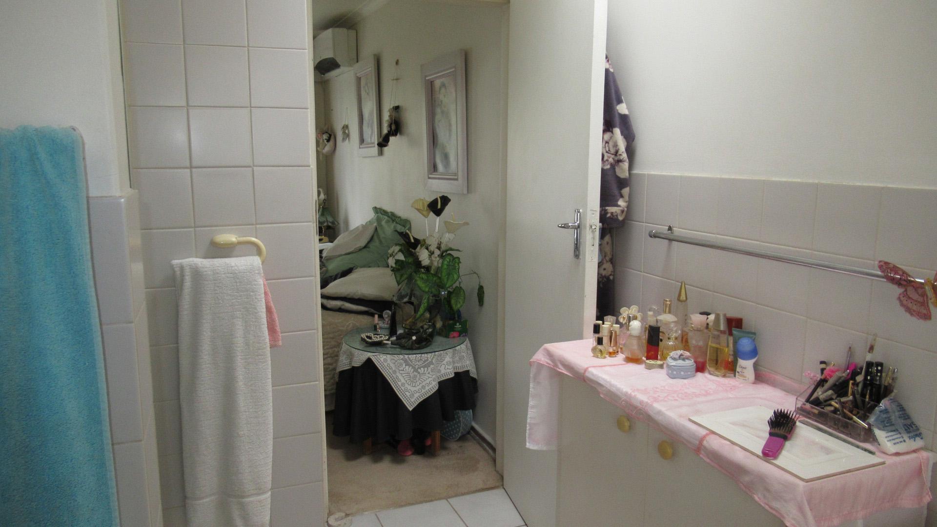 Main Bathroom - 15 square meters of property in Hurlingham