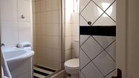 Bathroom 1 - 5 square meters of property in Kosmos