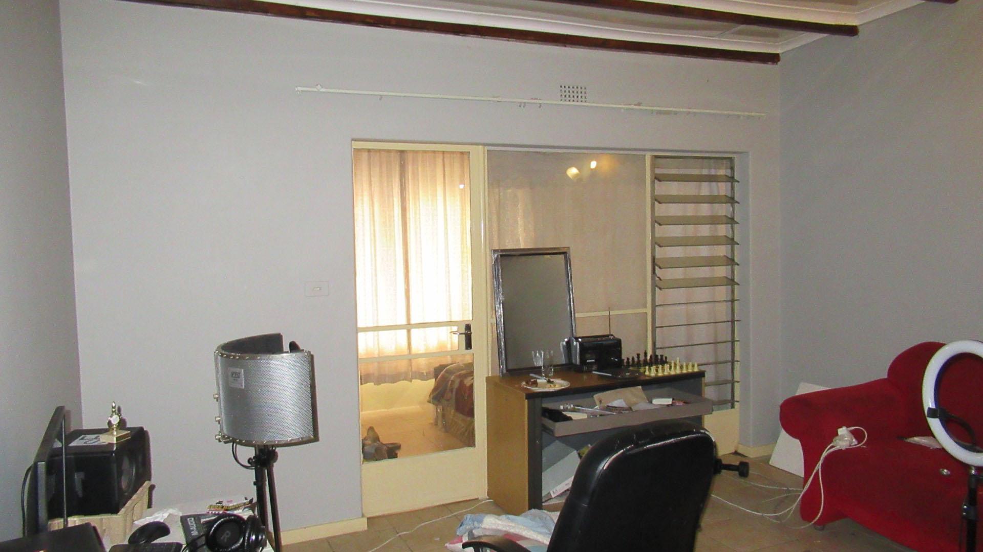 Lounges - 20 square meters of property in Bertrams