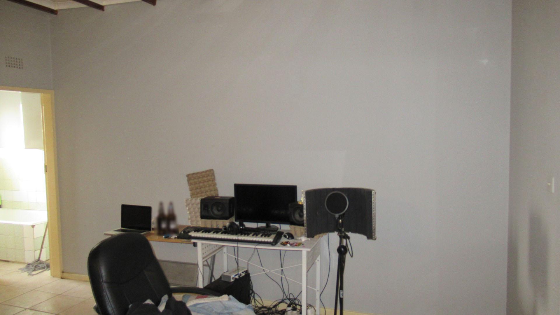 Lounges - 20 square meters of property in Bertrams