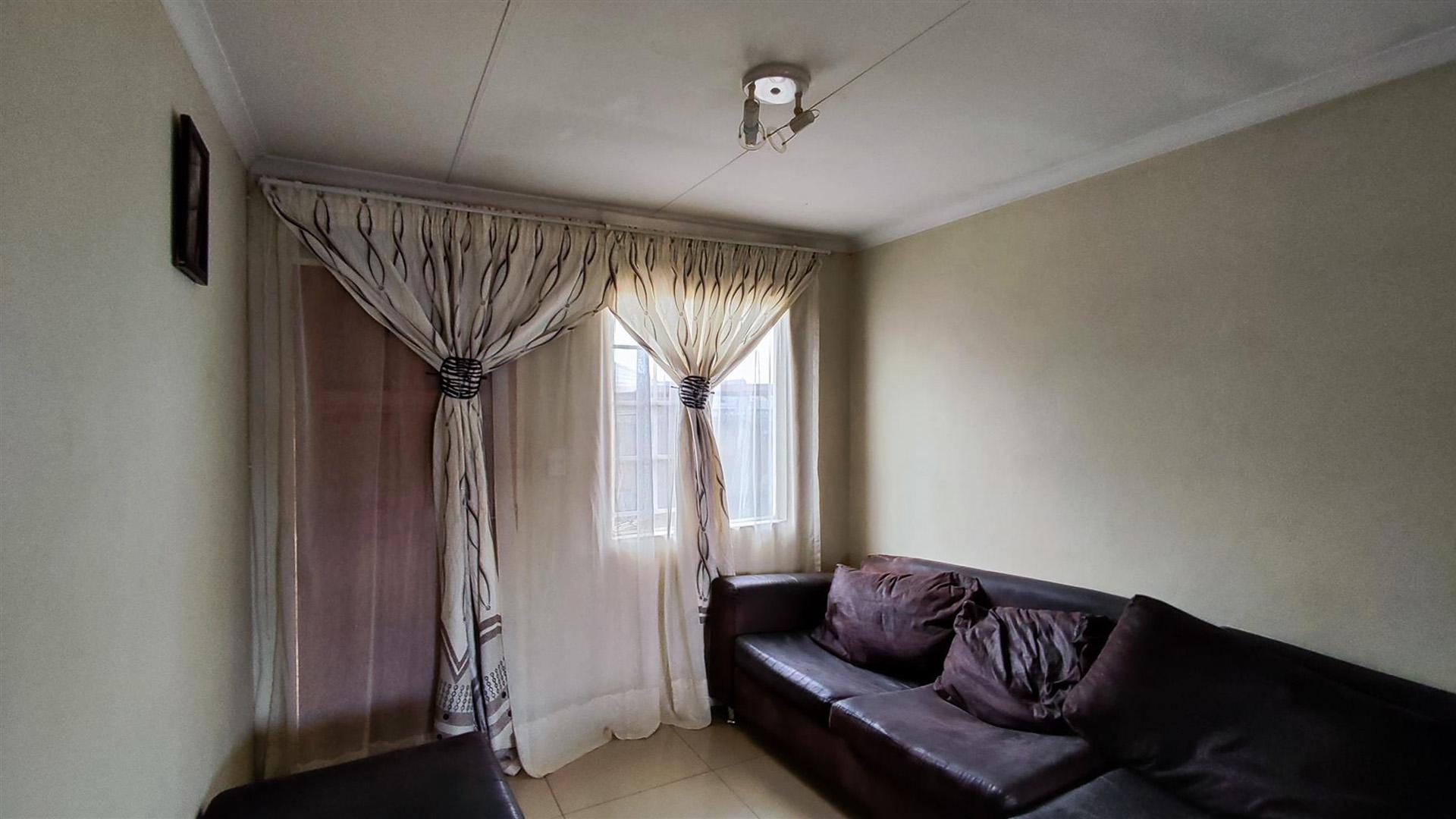 Lounges - 11 square meters of property in Crystal Park