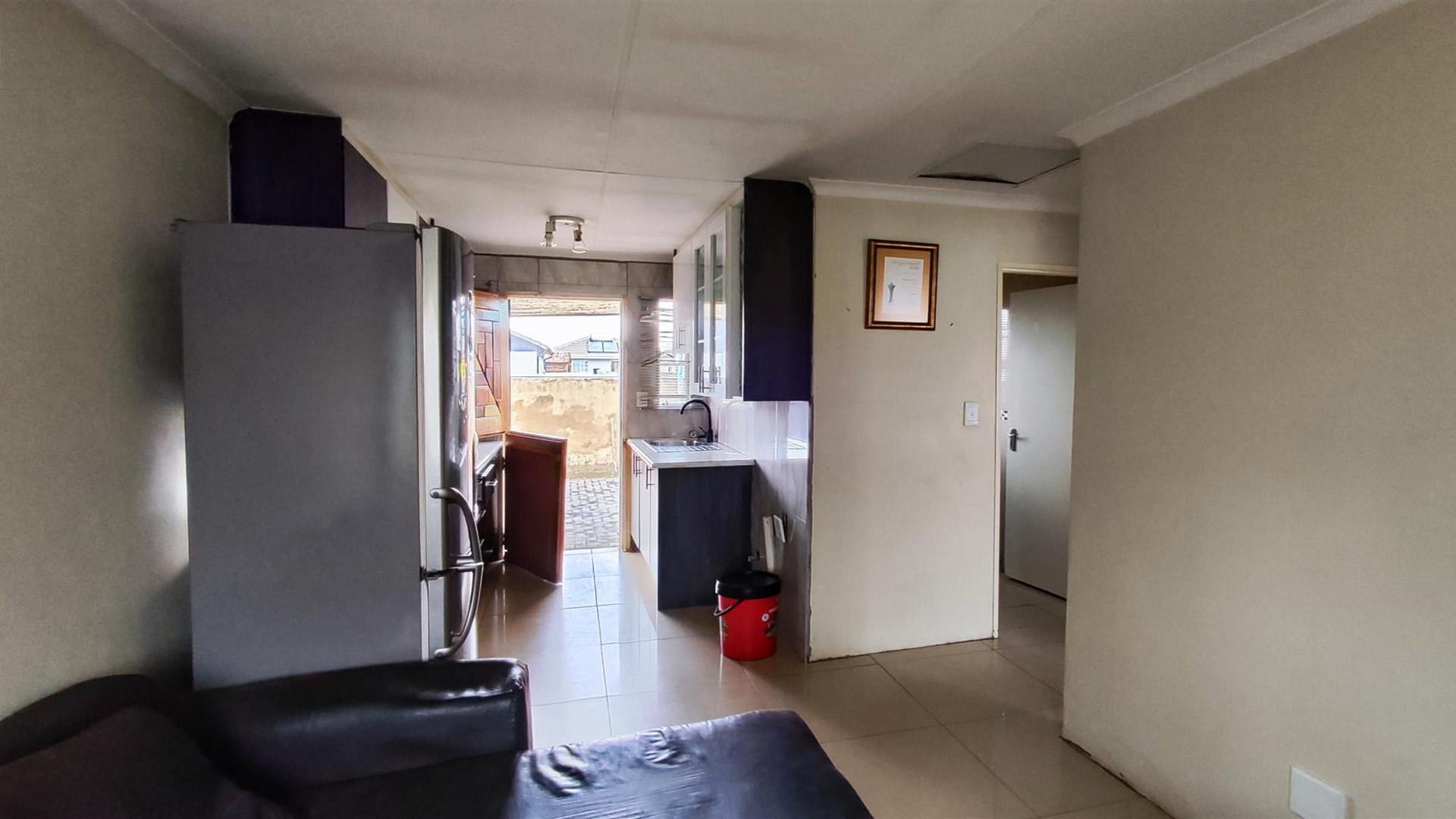 Lounges - 11 square meters of property in Crystal Park