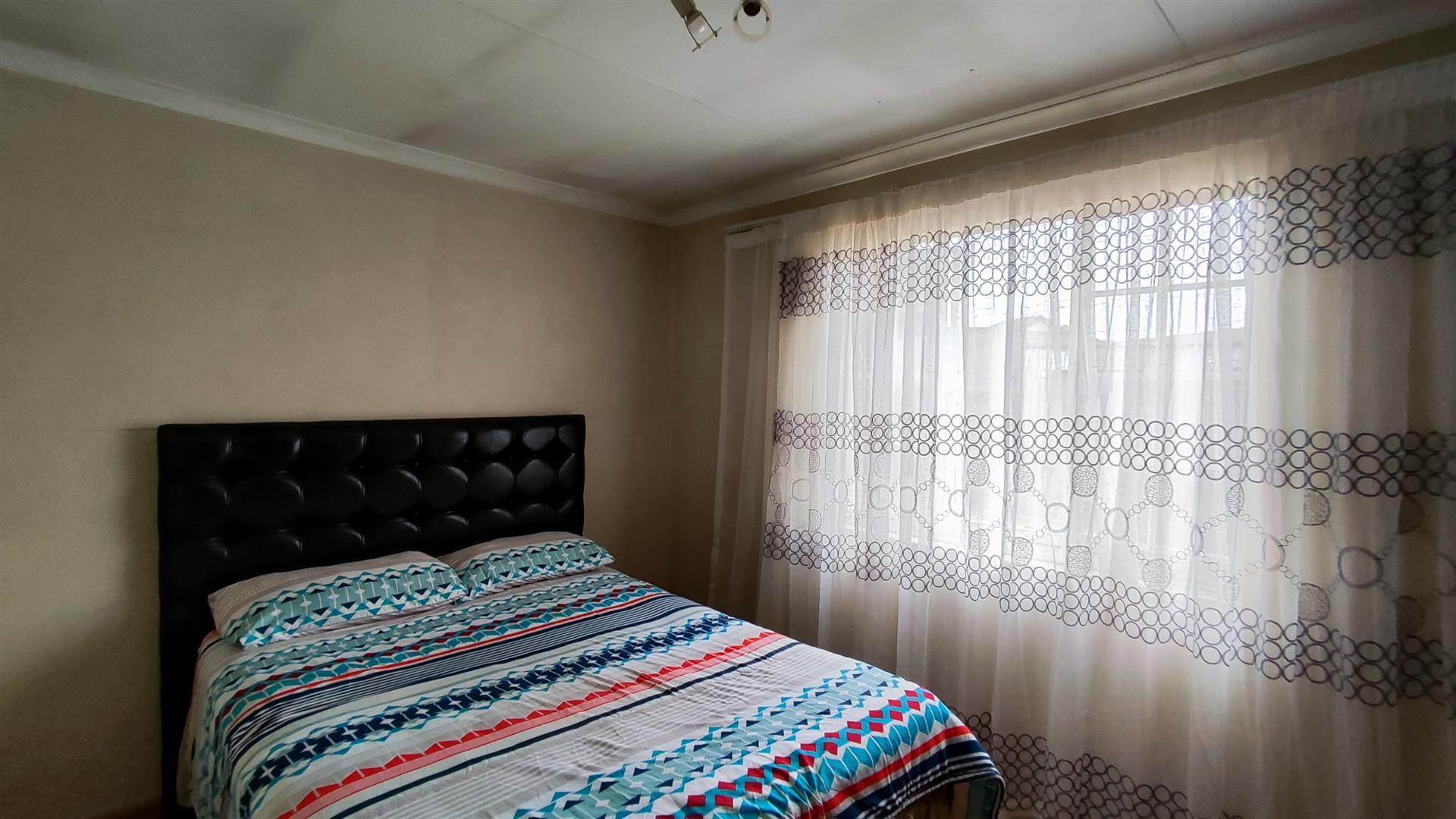 Bed Room 1 - 10 square meters of property in Crystal Park