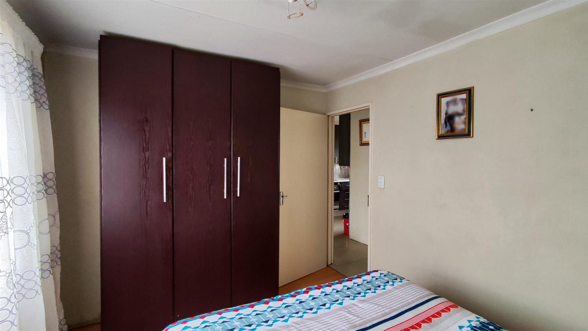 Bed Room 1 - 10 square meters of property in Crystal Park