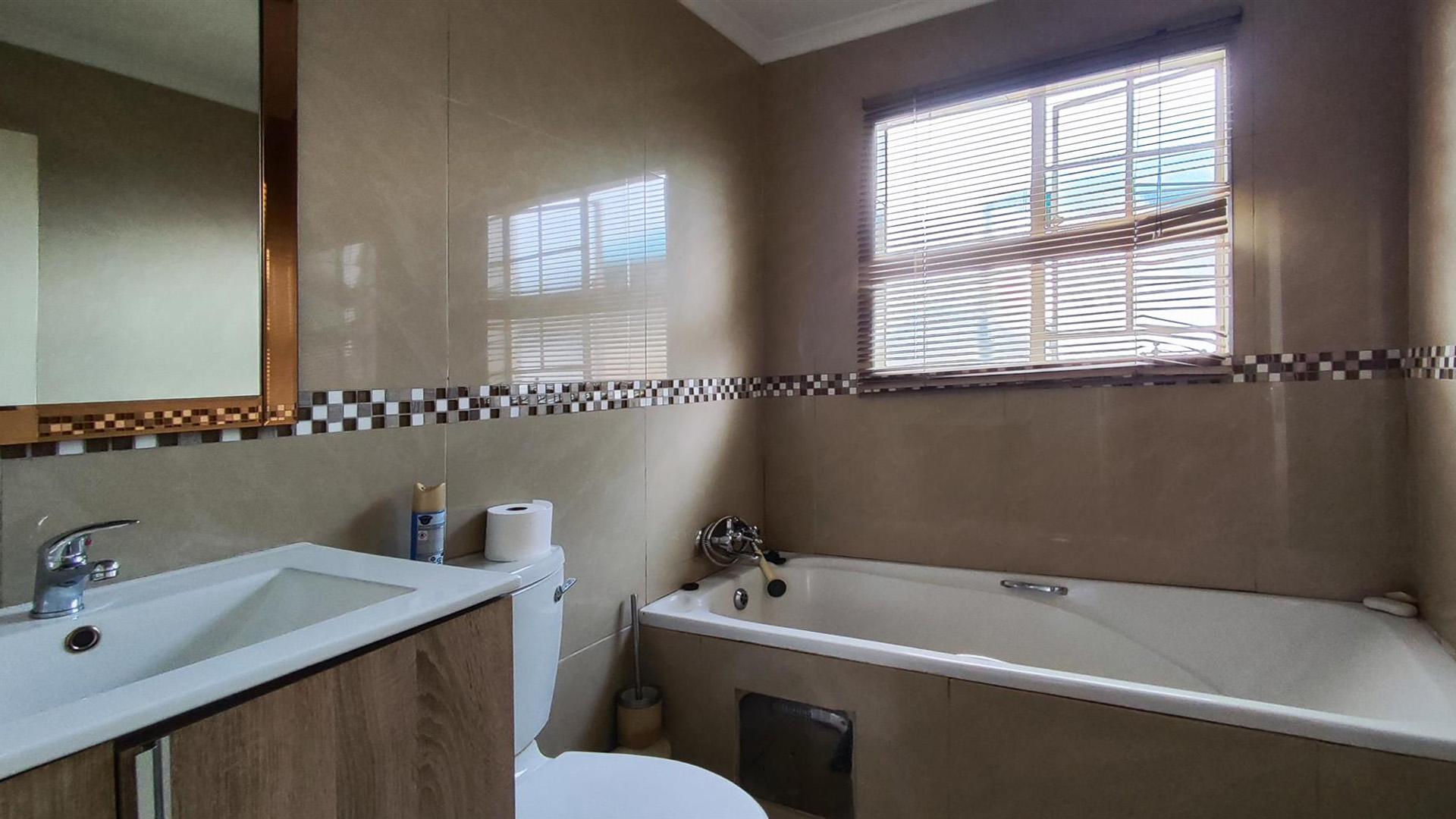 Bathroom 1 - 5 square meters of property in Crystal Park