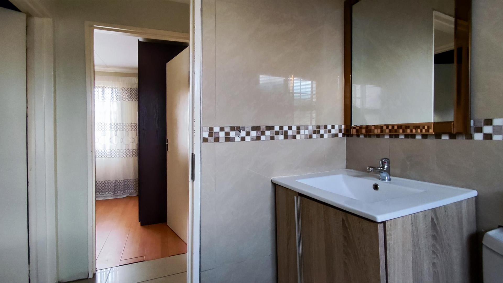 Bathroom 1 - 5 square meters of property in Crystal Park