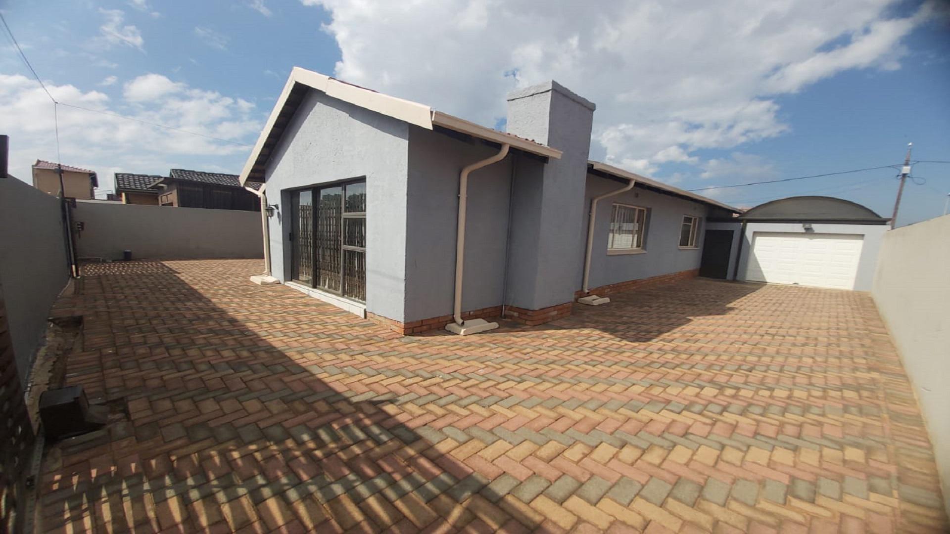 Front View of property in Dobsonville