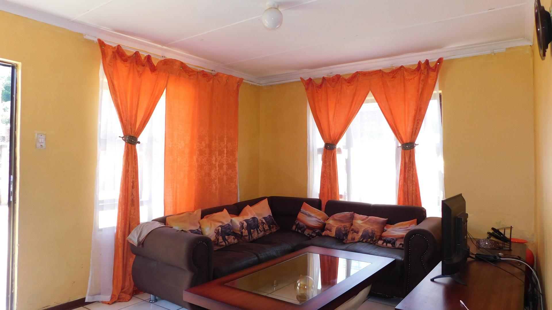 Lounges - 16 square meters of property in Panorama Gardens