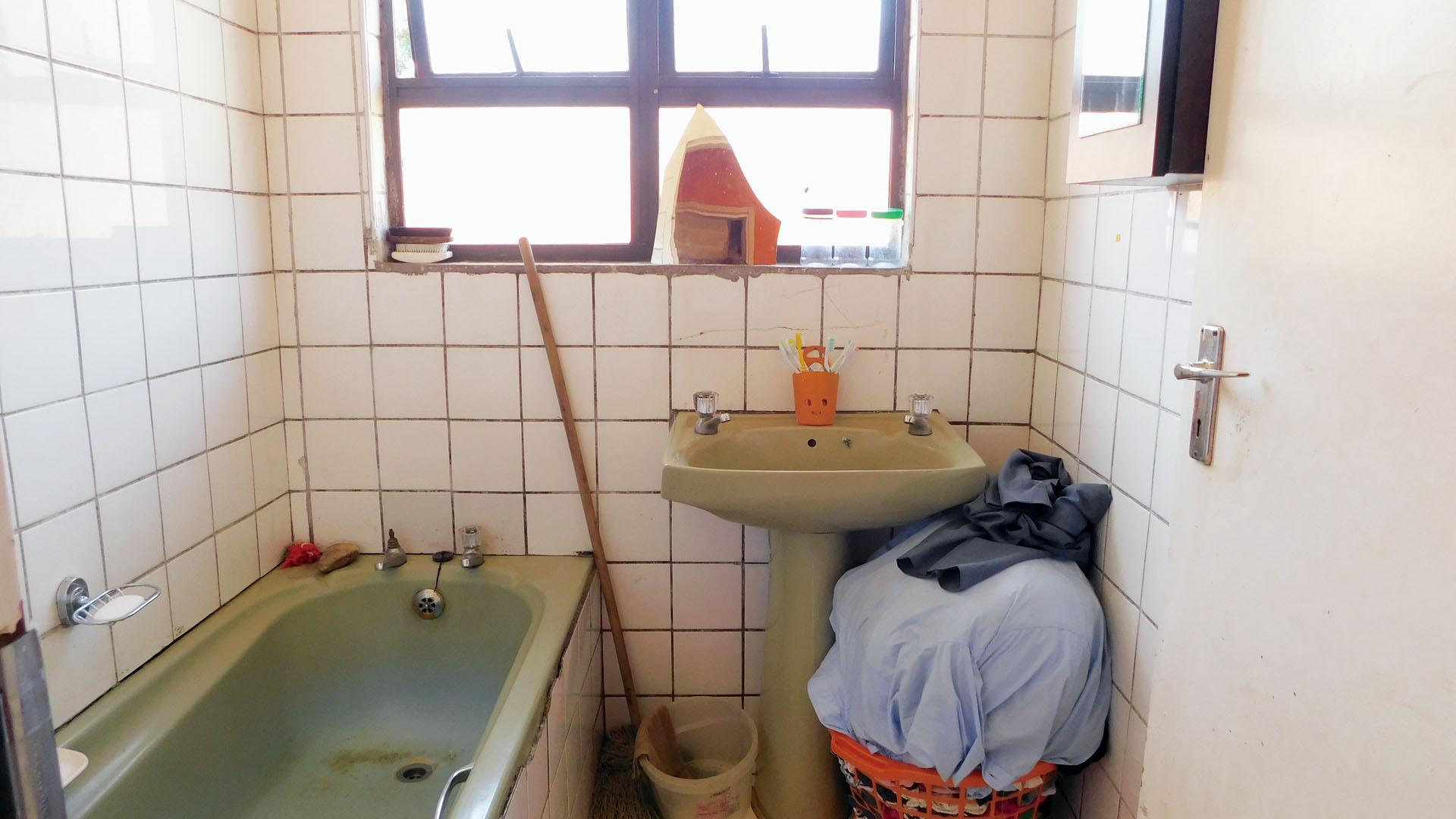 Bathroom 1 - 6 square meters of property in Panorama Gardens