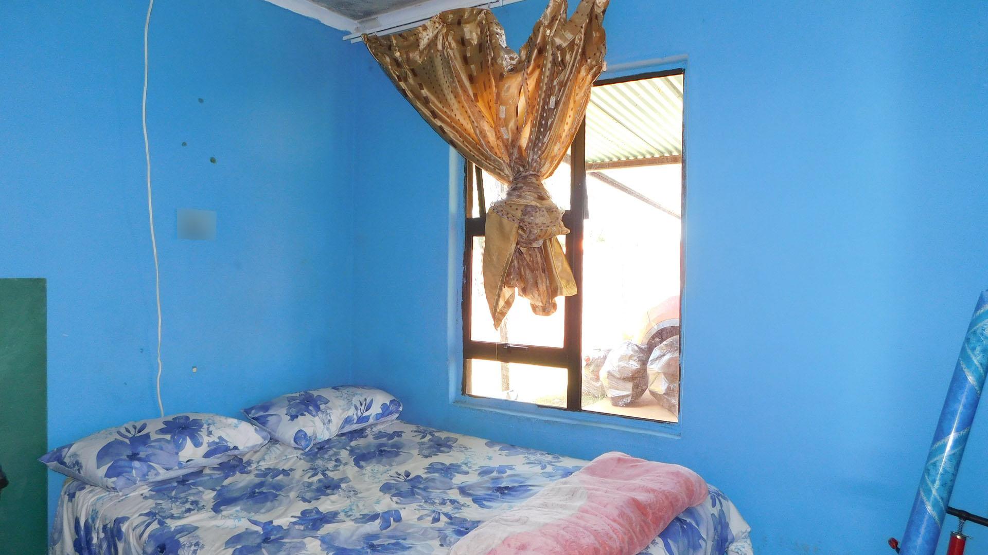 Bed Room 1 - 7 square meters of property in Panorama Gardens