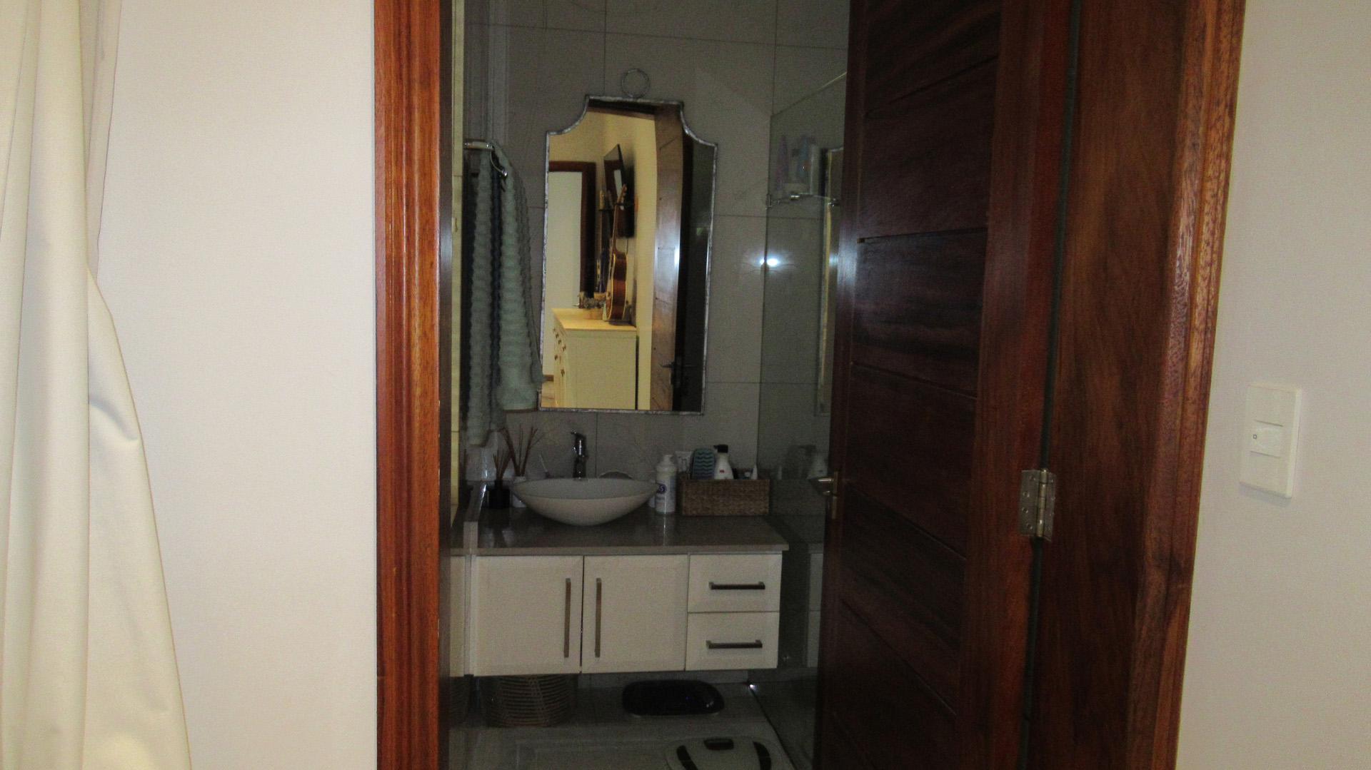 Bathroom 1 - 6 square meters of property in Montrose