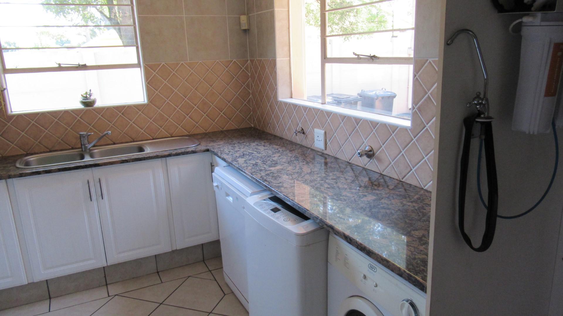 Kitchen - 17 square meters of property in Rynfield