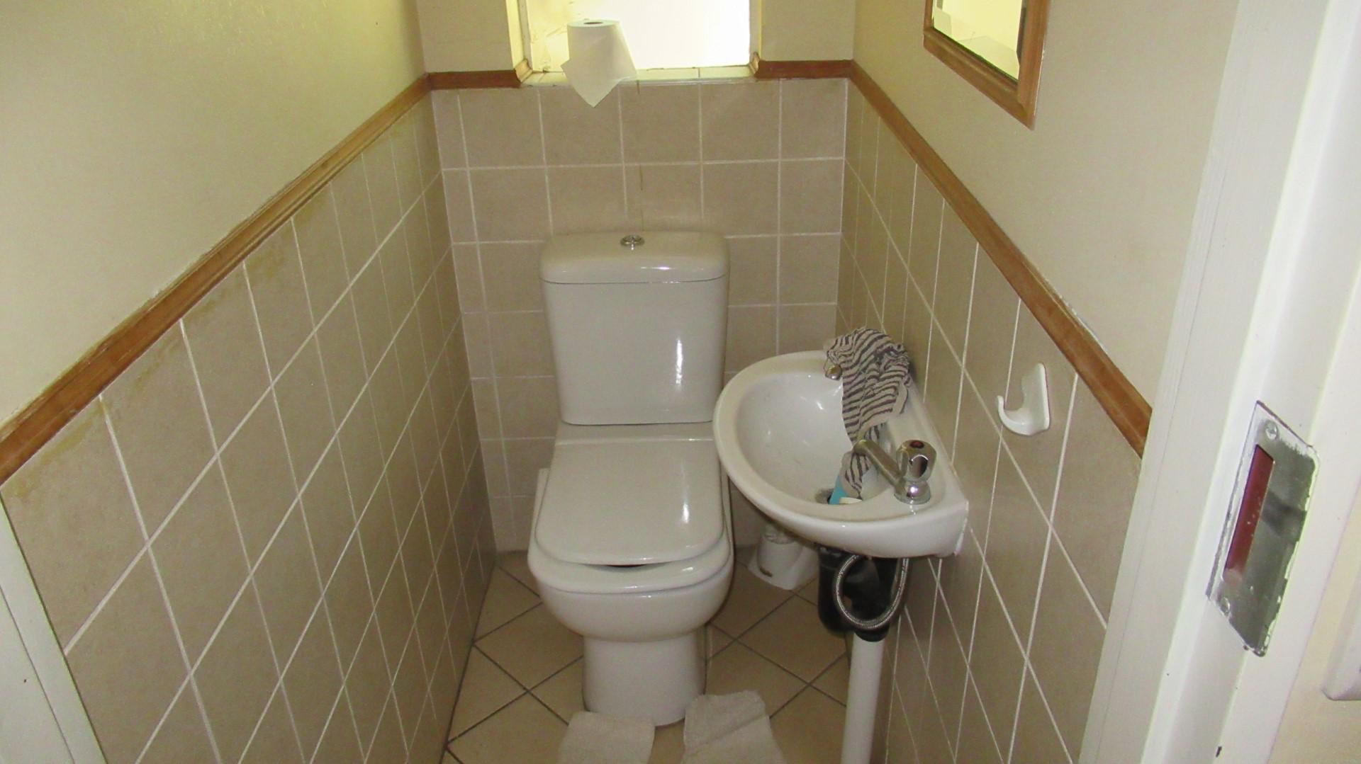 Guest Toilet - 2 square meters of property in Rynfield