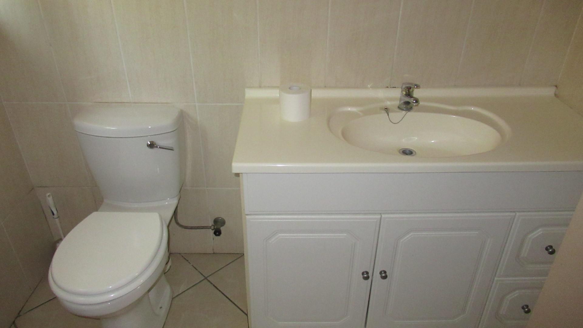 Main Bathroom - 6 square meters of property in Rynfield