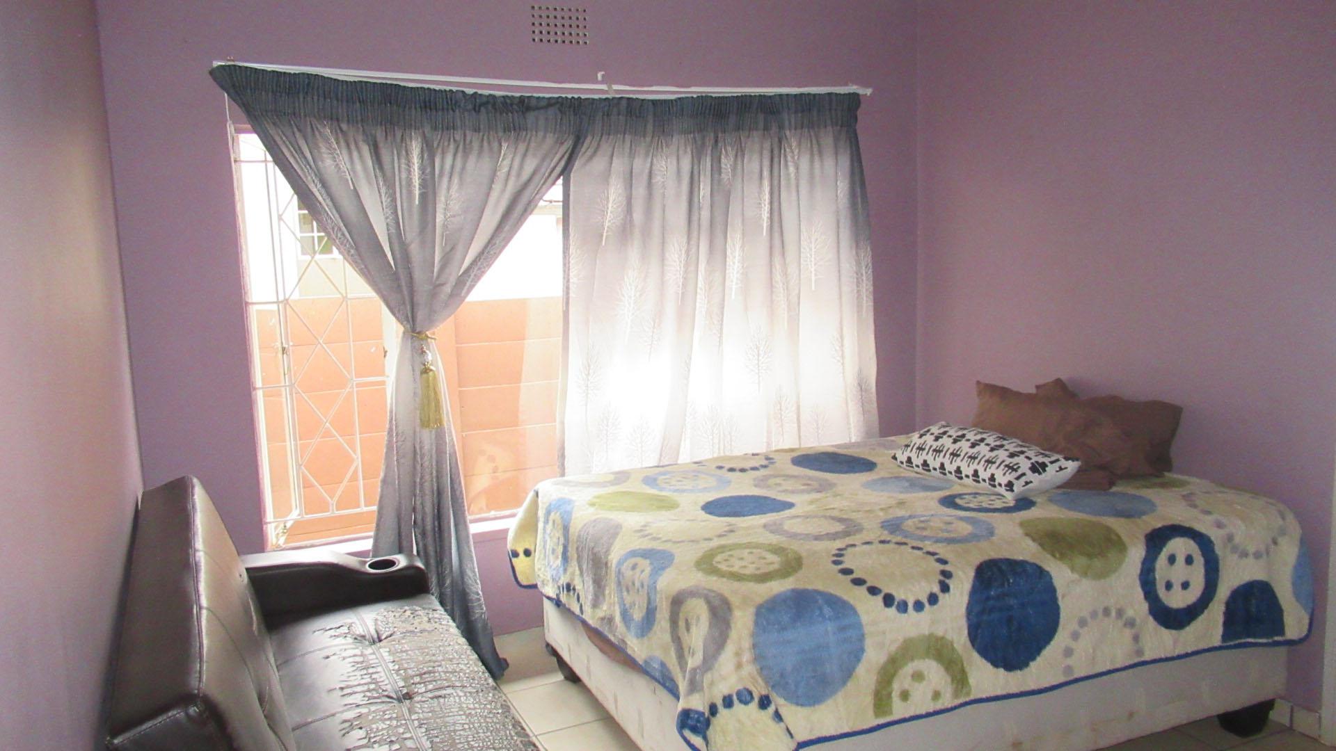 Bed Room 1 - 14 square meters of property in Roodepoort North
