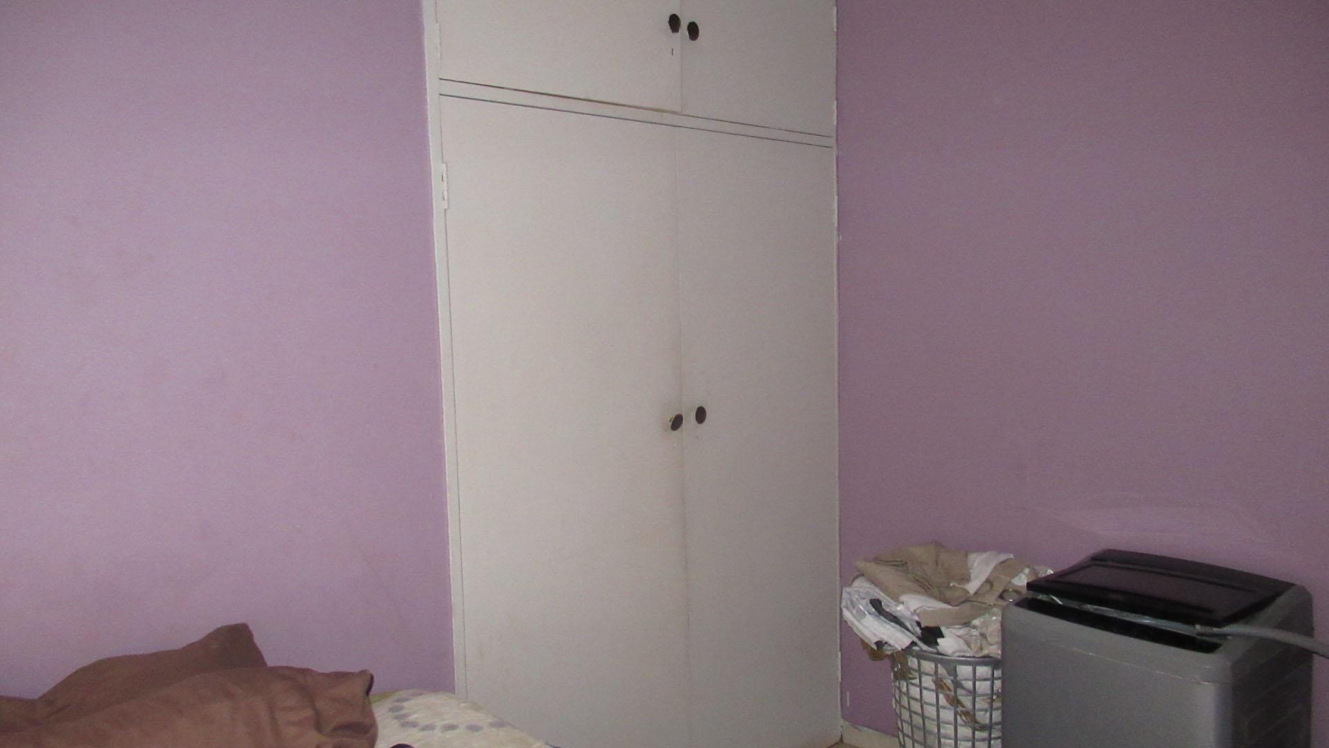 Bed Room 1 - 14 square meters of property in Roodepoort North