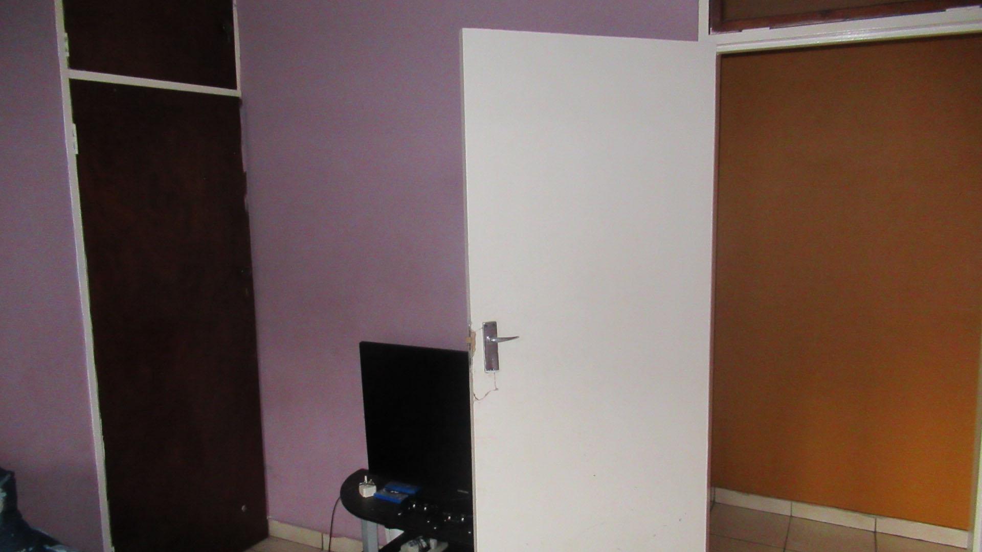 Bed Room 2 - 10 square meters of property in Roodepoort North