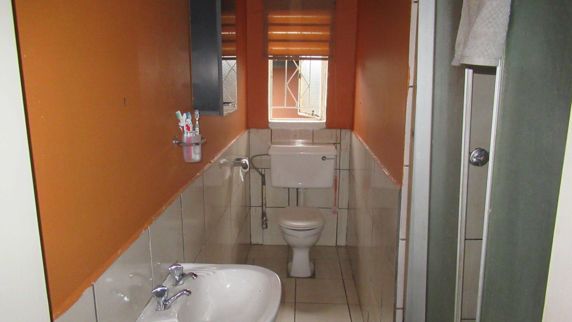 Main Bathroom - 5 square meters of property in Roodepoort North