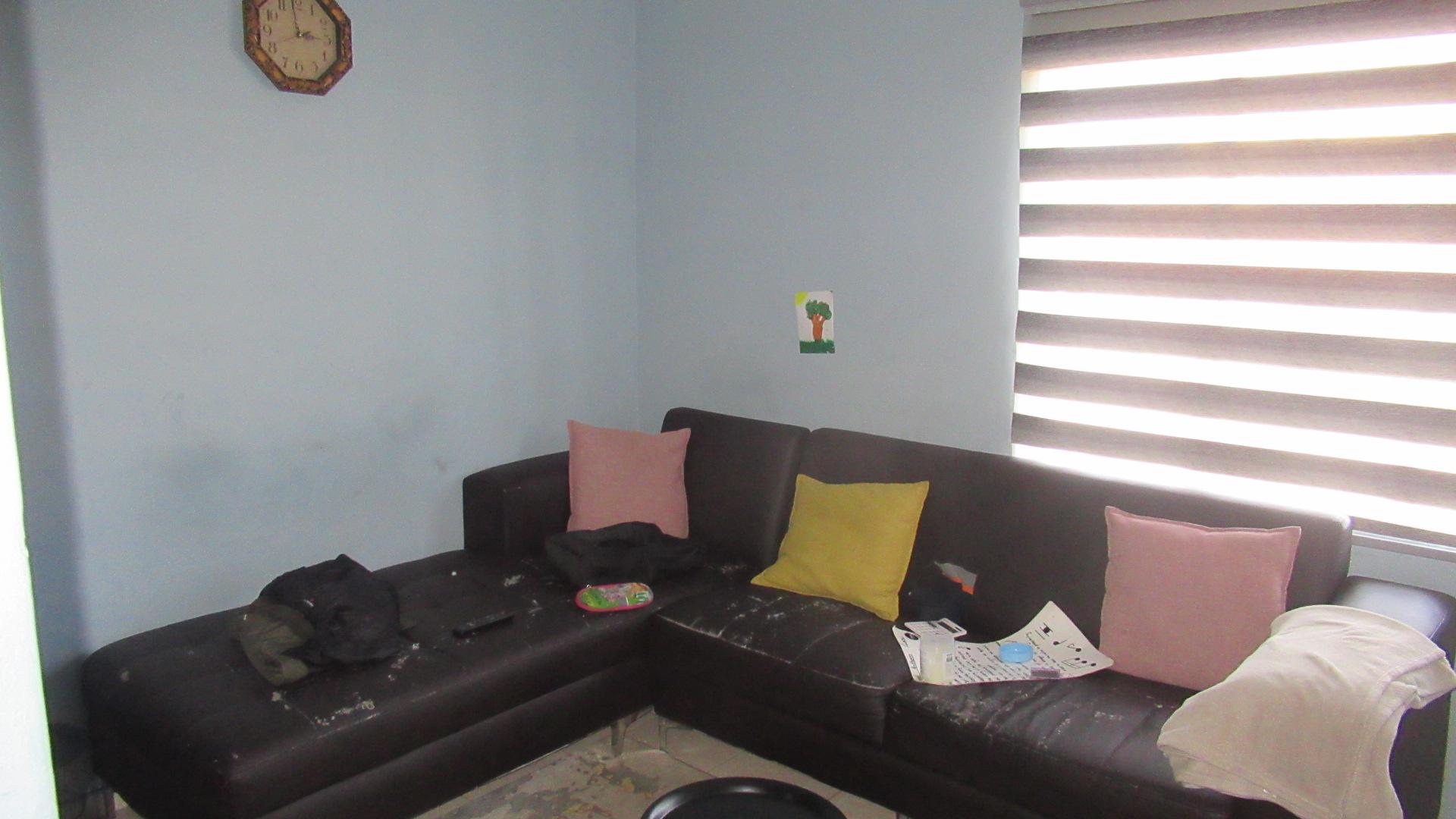 Lounges - 11 square meters of property in Fleurhof