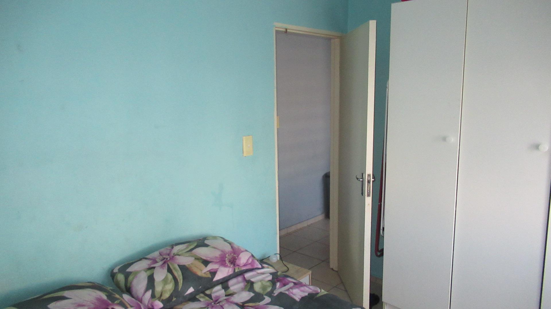 Bed Room 1 - 11 square meters of property in Fleurhof
