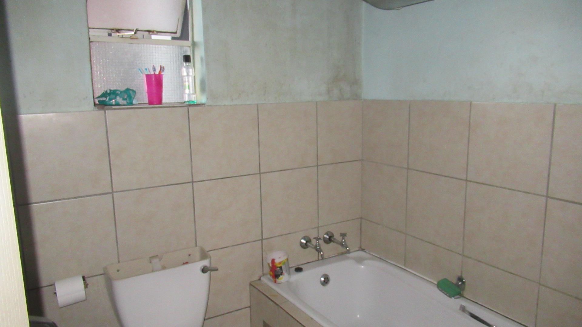 Bathroom 1 - 5 square meters of property in Fleurhof