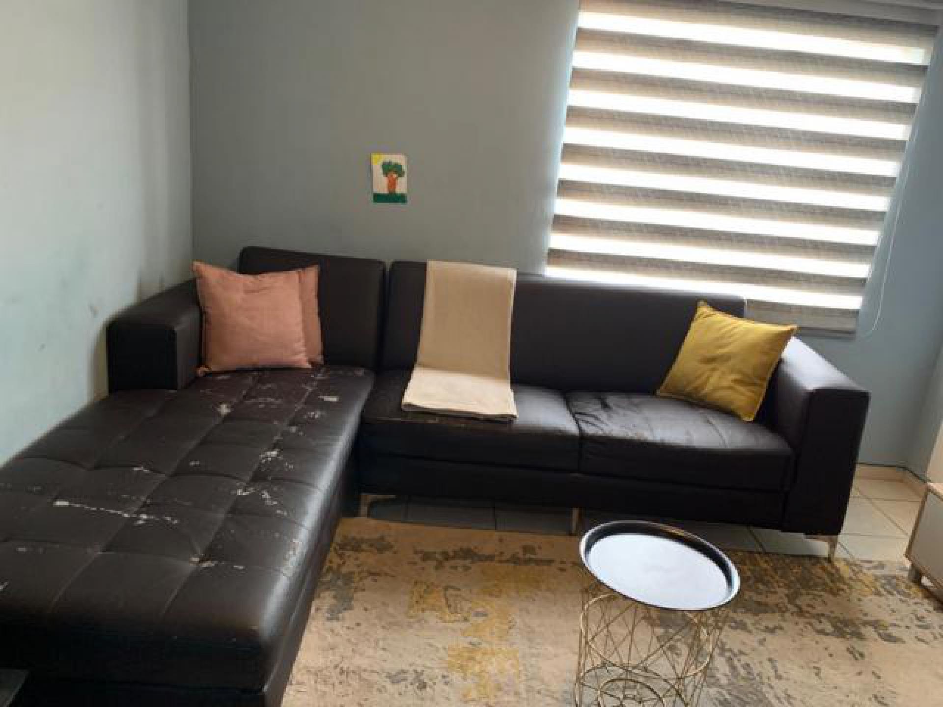 Lounges - 11 square meters of property in Fleurhof