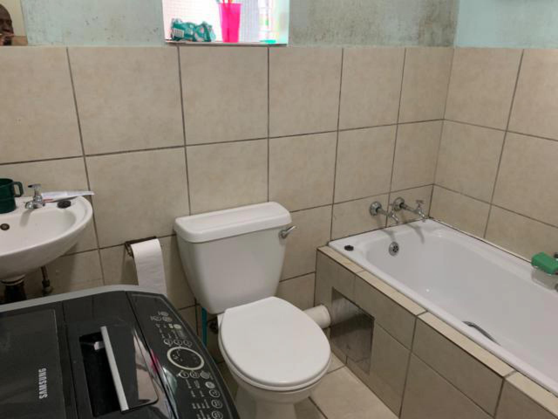 Bathroom 1 - 5 square meters of property in Fleurhof