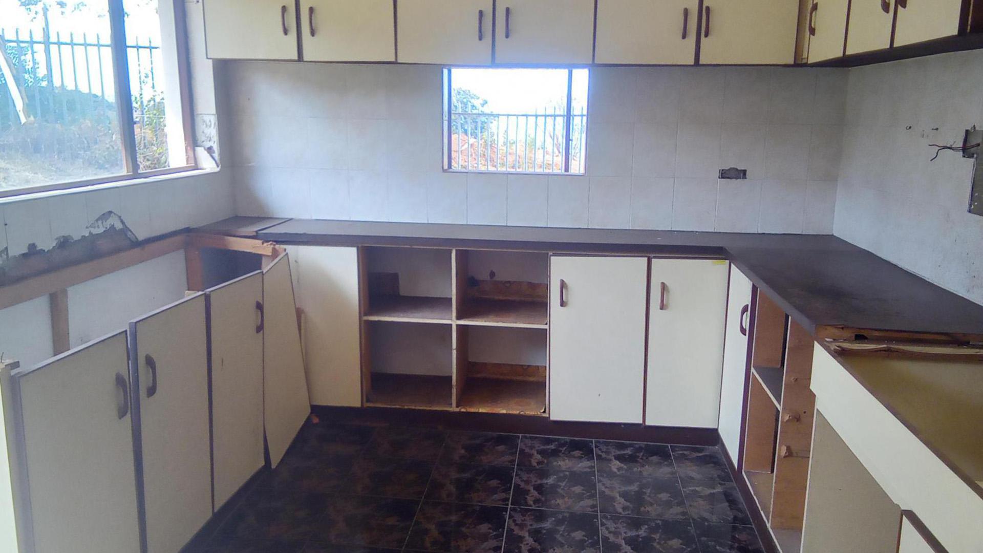 Kitchen of property in Highridge