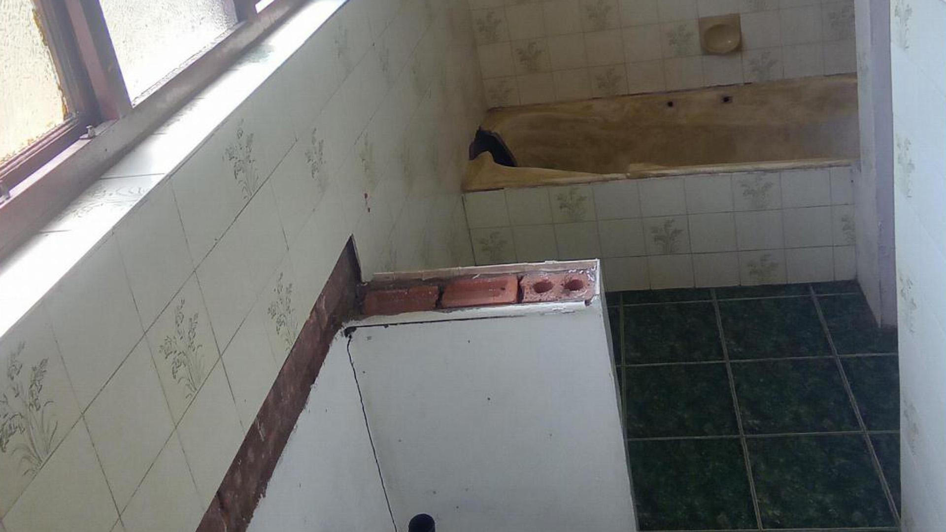 Main Bathroom of property in Highridge