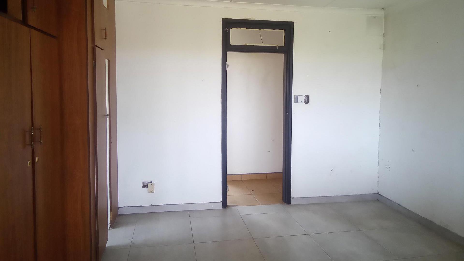 Main Bedroom of property in Highridge