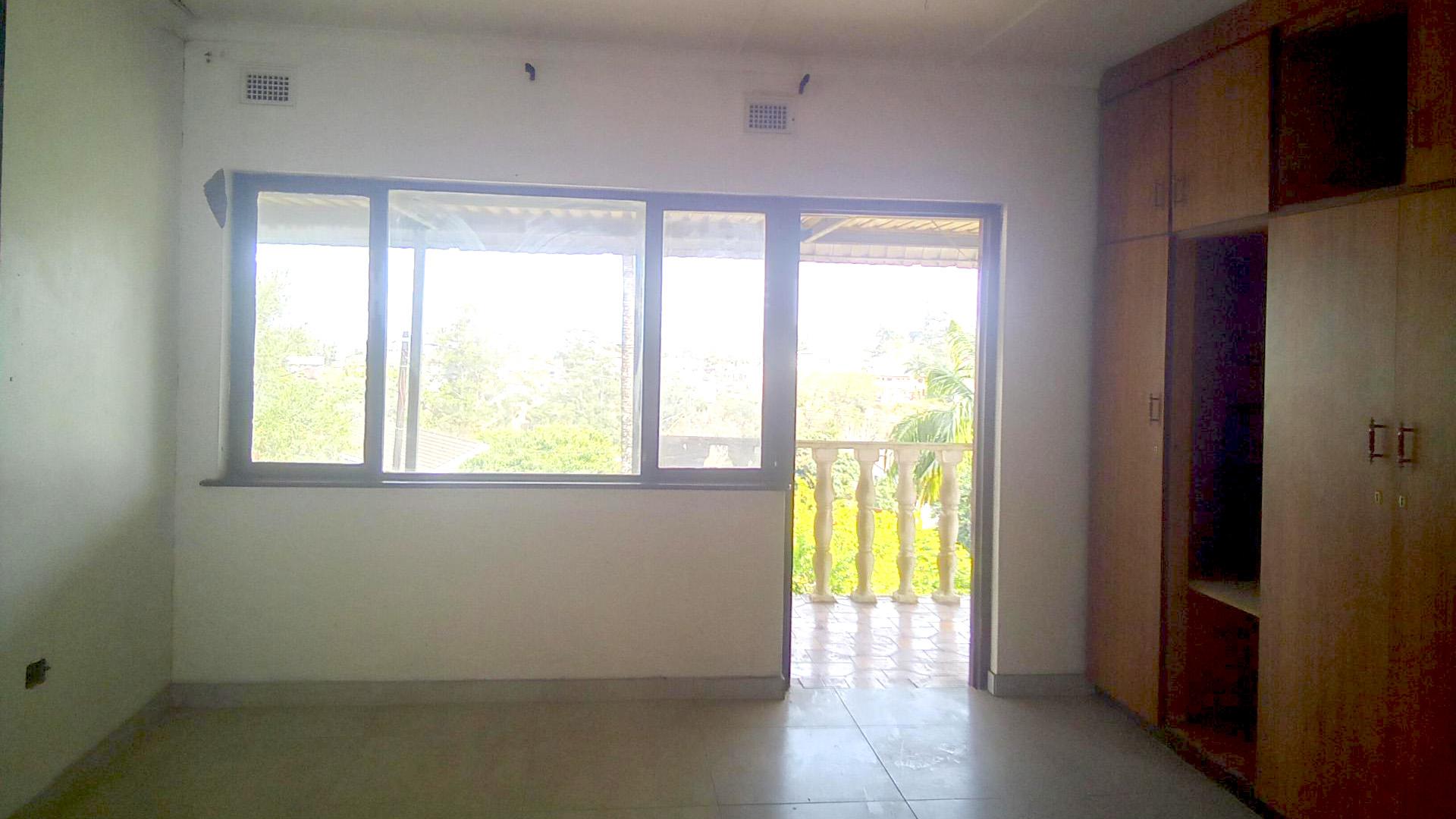 Main Bedroom of property in Highridge