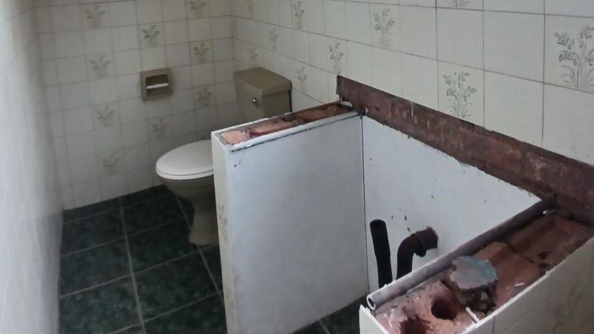 Main Bathroom of property in Highridge