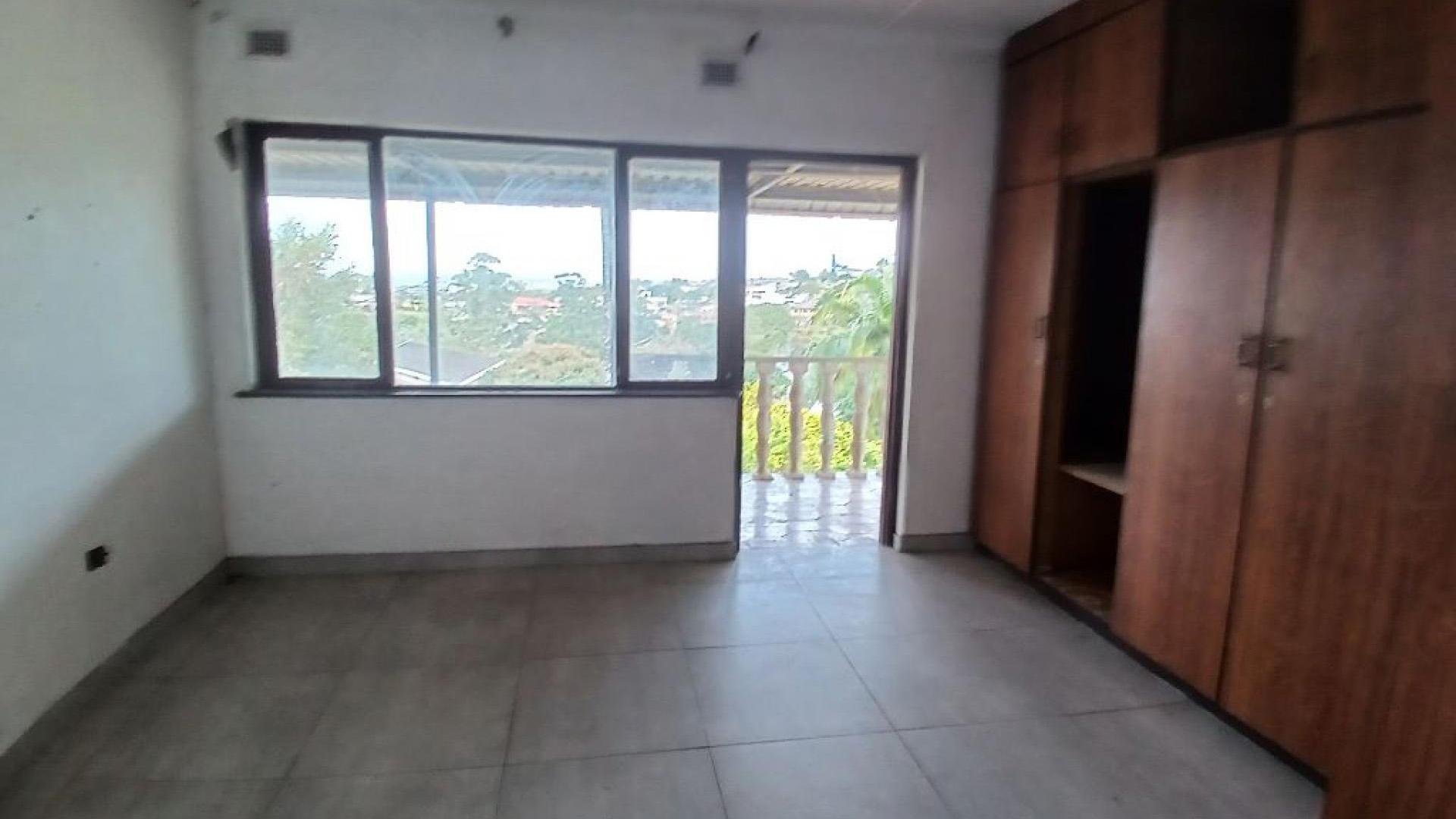 Main Bedroom of property in Highridge