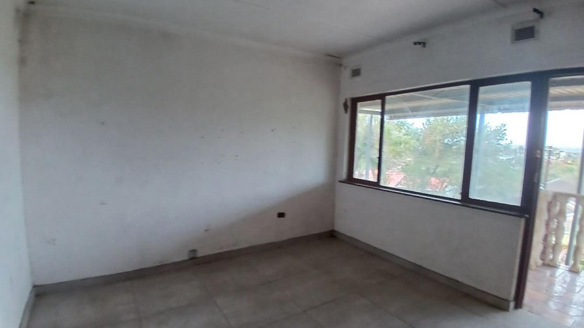 Main Bedroom of property in Highridge