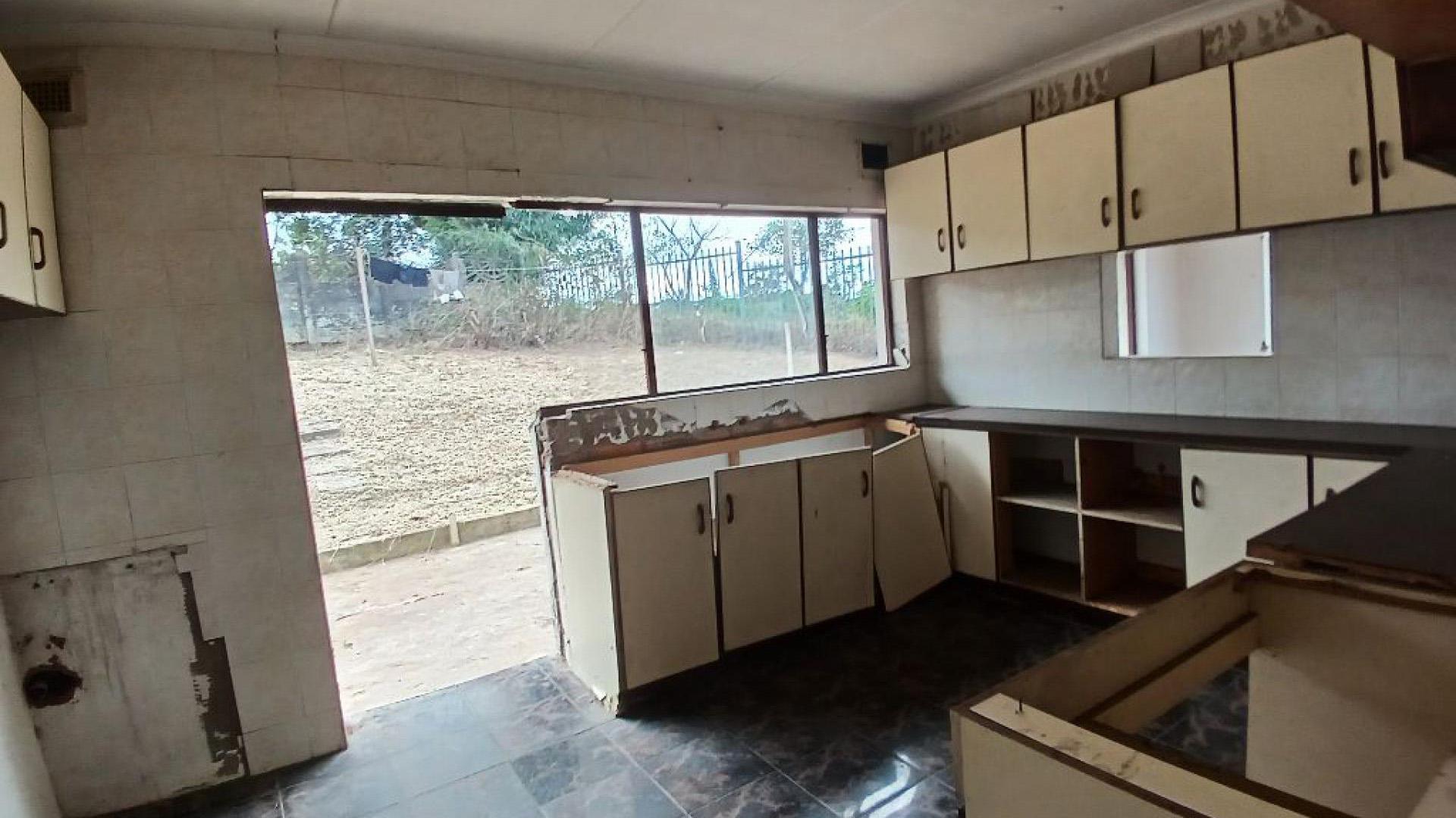 Kitchen of property in Highridge