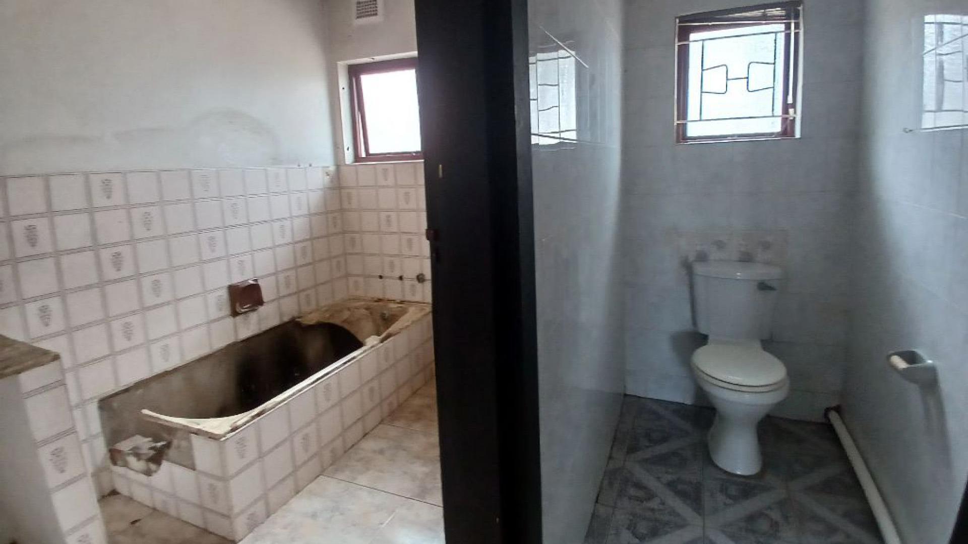 Bathroom 1 of property in Highridge