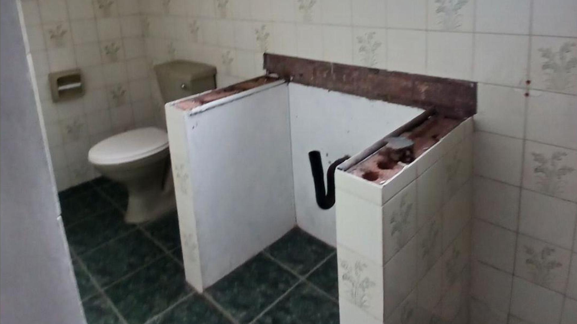 Main Bathroom of property in Highridge