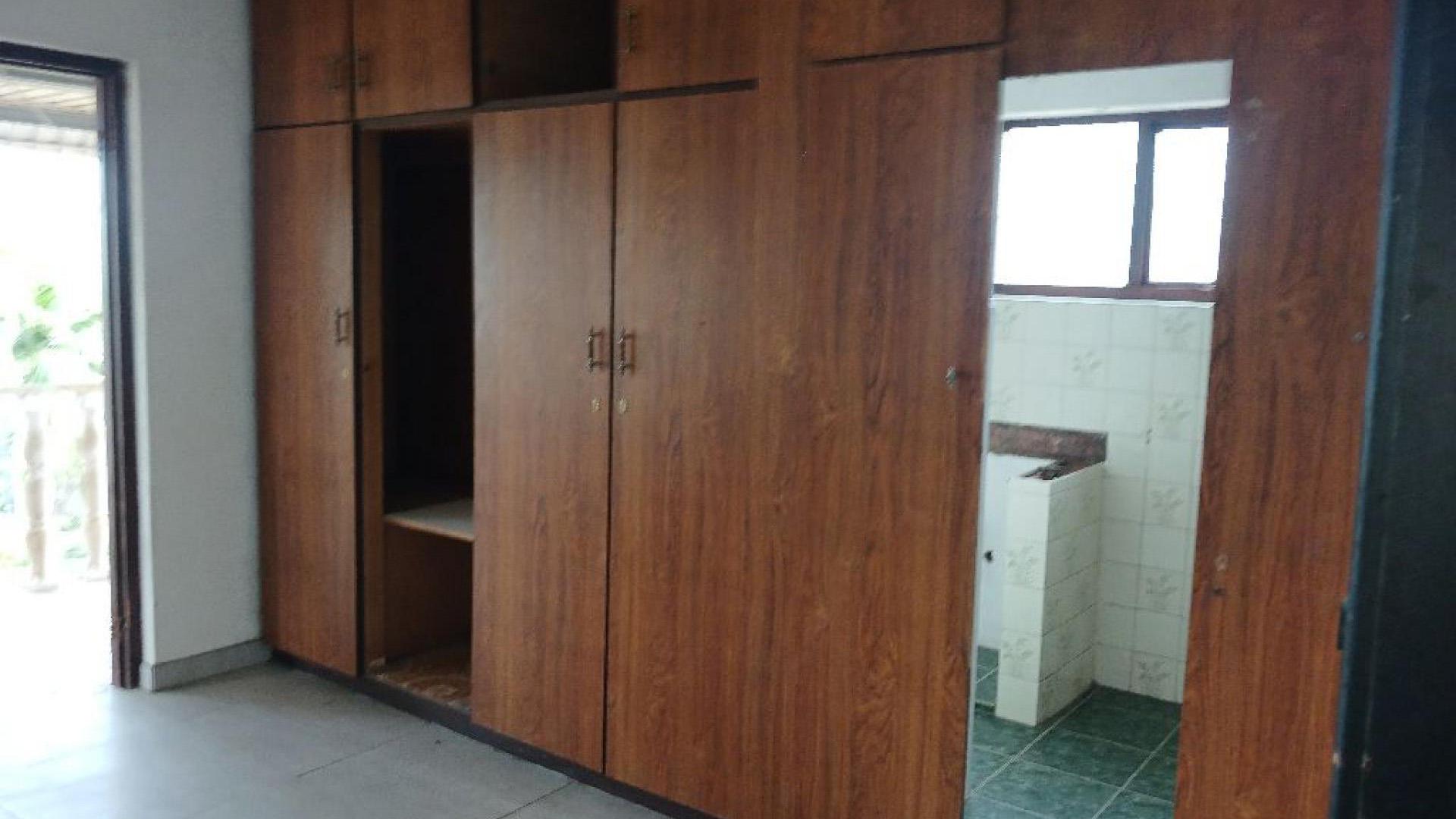 Main Bedroom of property in Highridge