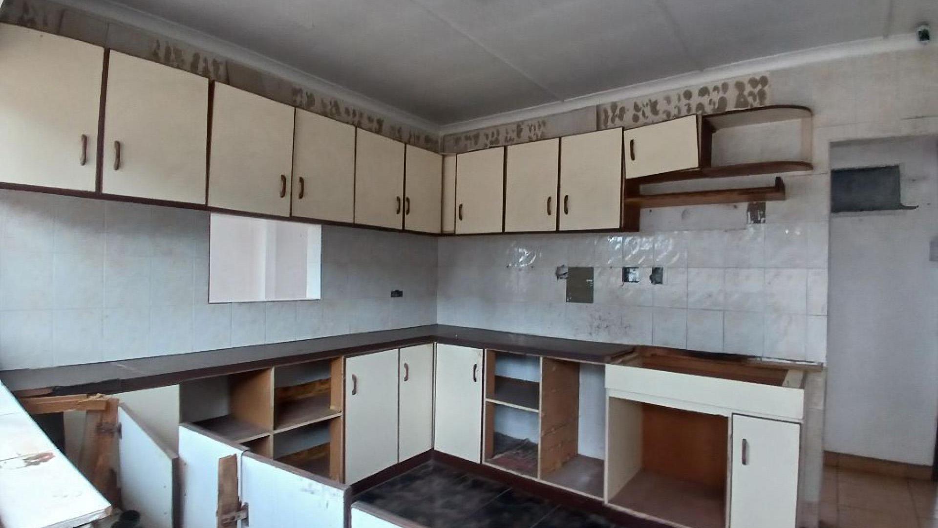 Kitchen of property in Highridge