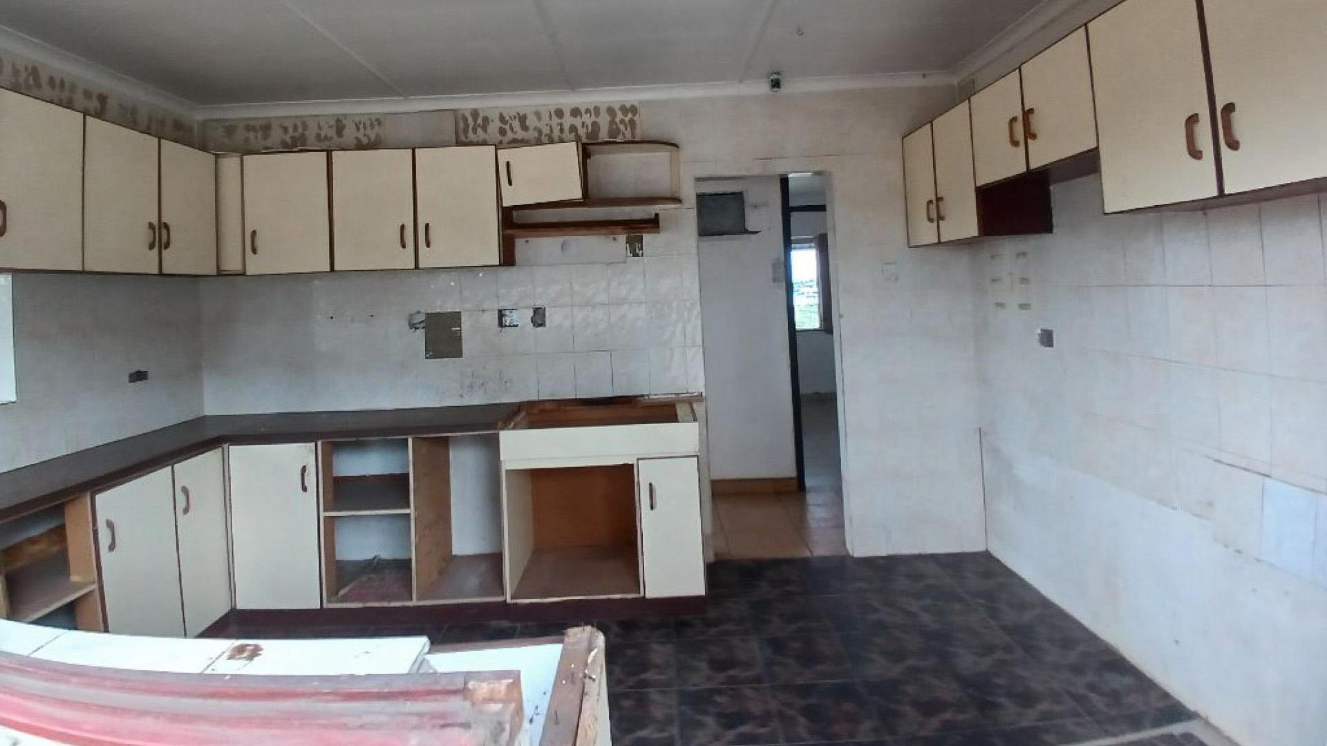 Kitchen of property in Highridge