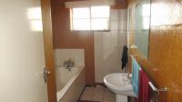 Bathroom 1 - 5 square meters of property in Wentworth Park