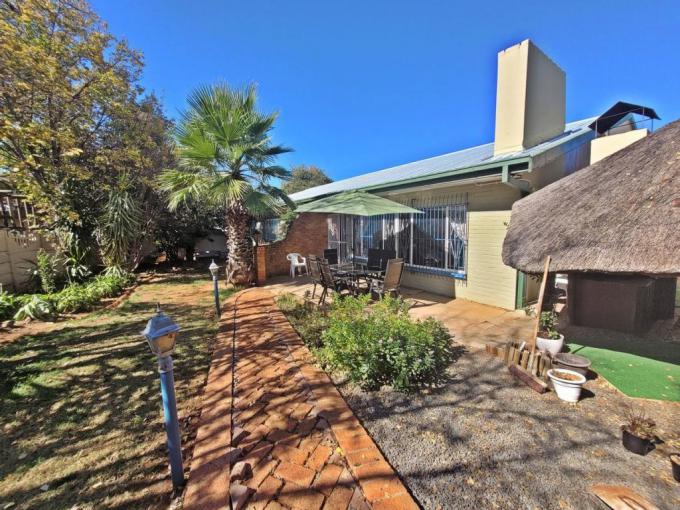4 Bedroom House for Sale For Sale in Uitsig - MR511228