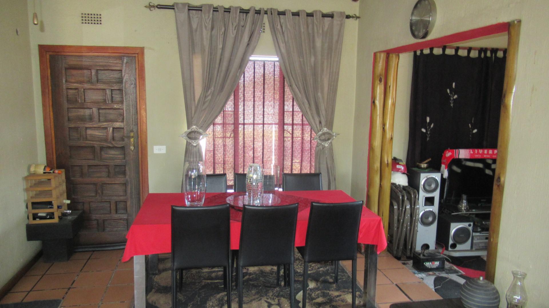 Dining Room - 8 square meters of property in Mayberry Park