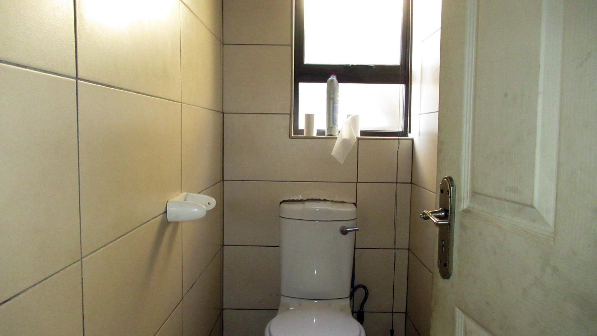 Bathroom 1 - 7 square meters of property in Danville