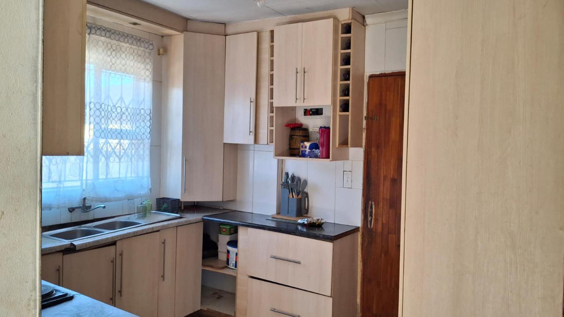 Kitchen - 13 square meters of property in Protea Glen