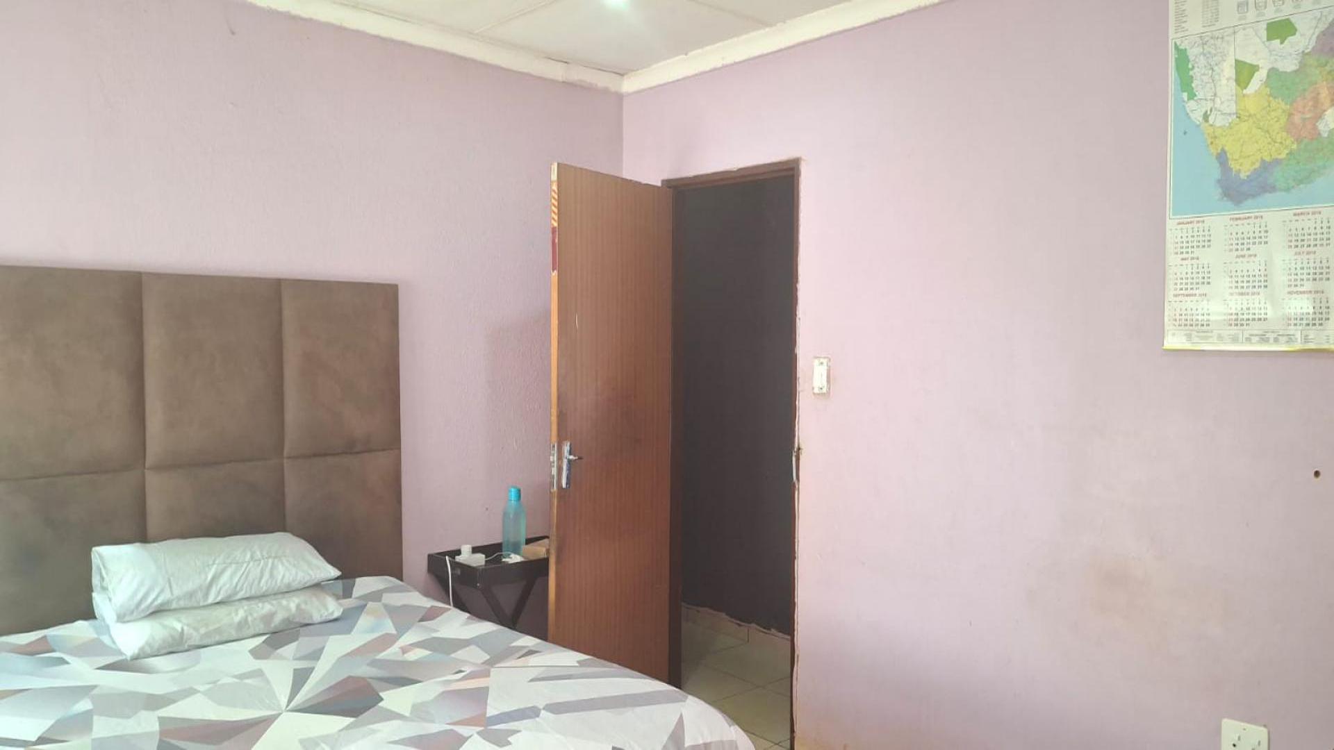 Bed Room 2 - 11 square meters of property in Protea Glen