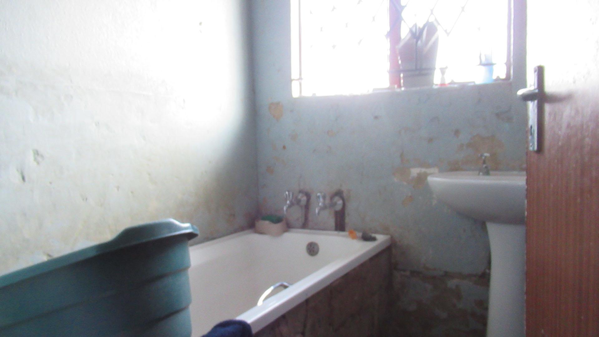 Bathroom 1 - 3 square meters of property in Protea Glen